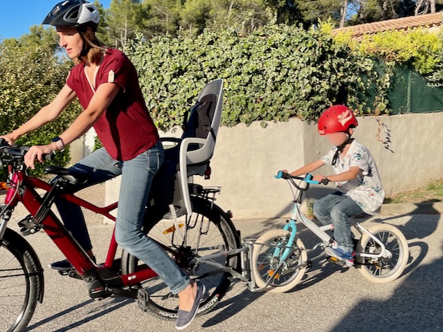 Lire la suite à propos de l’article FollowMe, l’ingénieux système d’attelage pour les aventures cyclistes en famille, est chez MANIVELO !